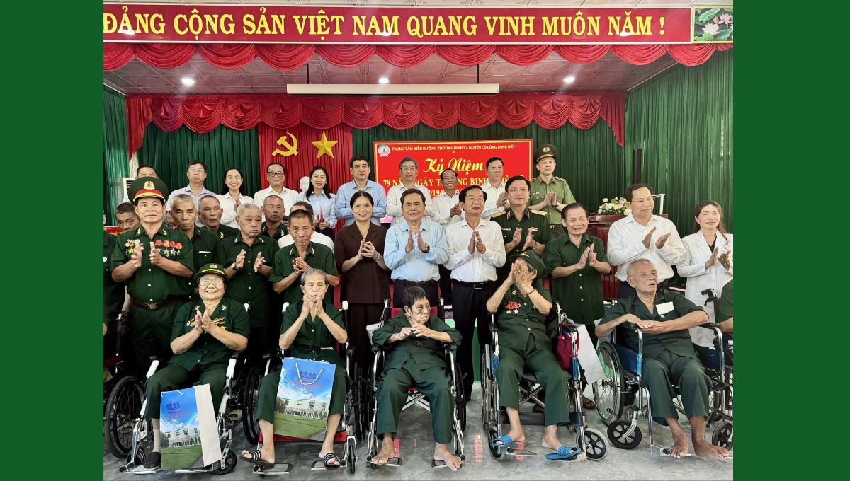 Ketua MN Tran Thanh Man Memberi Penghormatan kepada Orang-Orang yang Berjasa kepada Tanah Air di Kota Ho Chi Minh